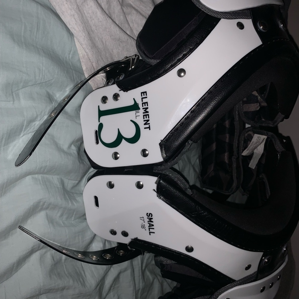 Xenith element skill shoulder pads (size small 17-18 inches)